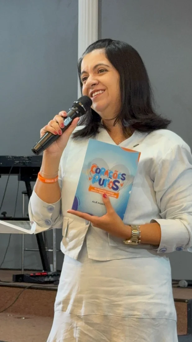 Alê Portela ao lado de uma criança em evento comunitário